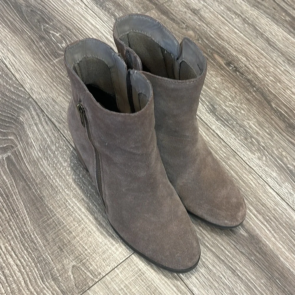 CROWN VINTAGE BOOTIES size 8 “Sunny”